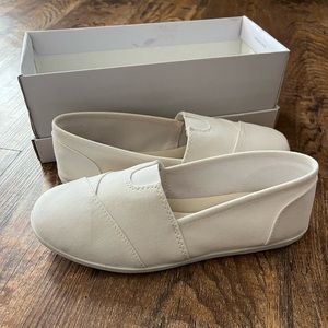 NEW IN BOX! Soda Womens Flats. White Canvas.